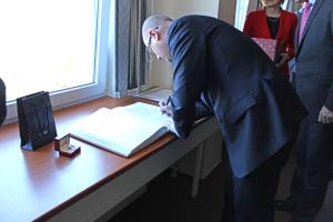 Premiér Bohuslav Sobotka se podepsal do pamětní knihy