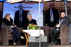 Hejtmanka, prezident a starosta Horního Slavkova během diskuse s občany
