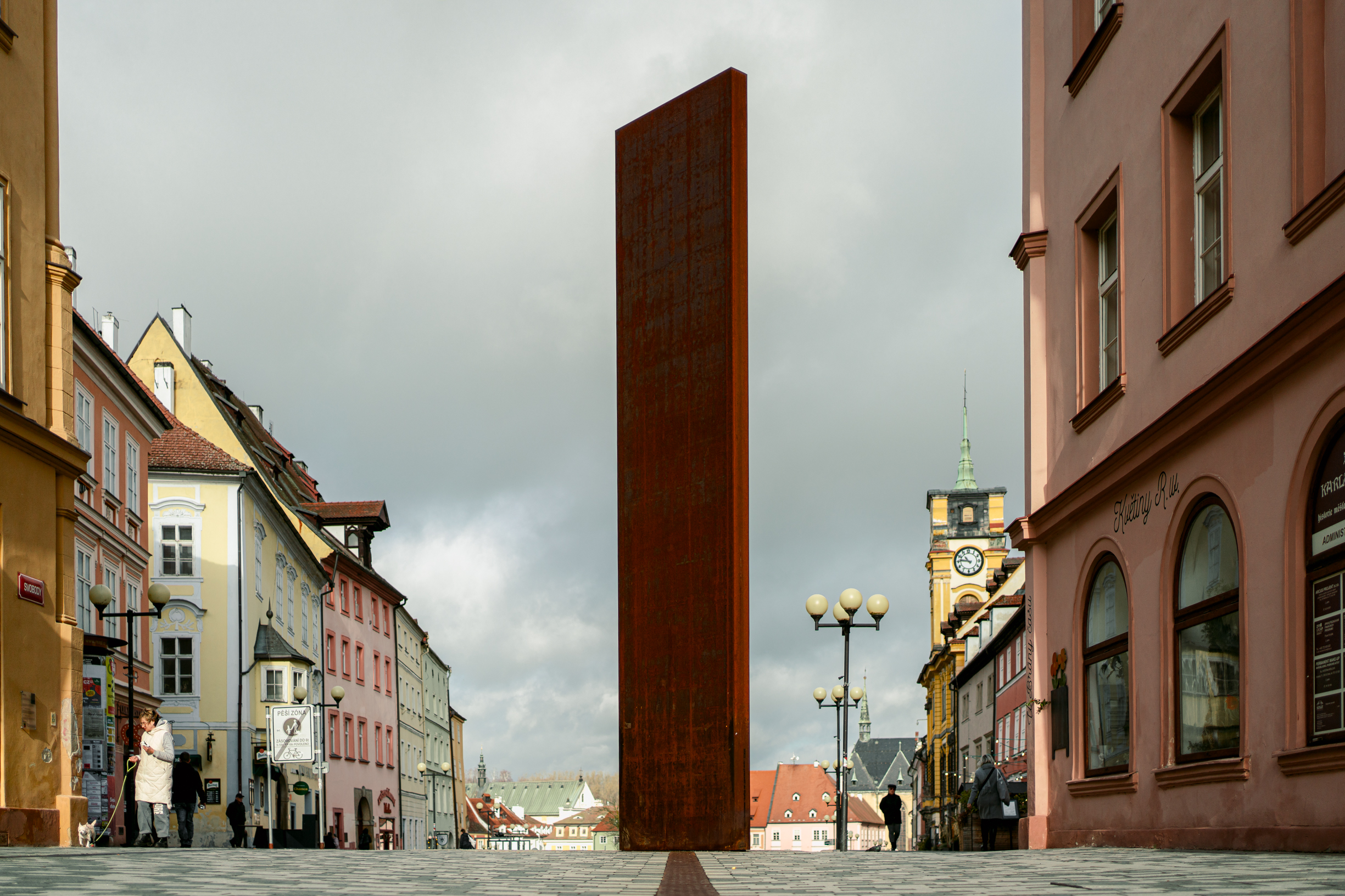 Pěší zóna Cheb s Bránou času 