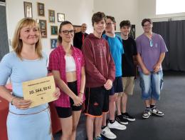 předávání šeků podpořeným organizacím