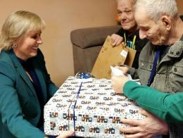 předávání dárkům seniorům