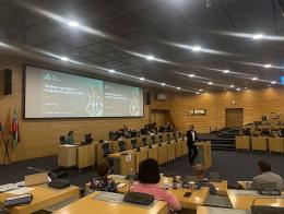 Pohled na řečníky a promítací plátno v zastupitelském sále